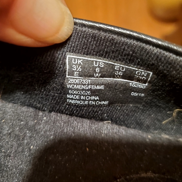 Clark's Women's Slip On Leather Shoe | Size 6W - Picture 6 of 6